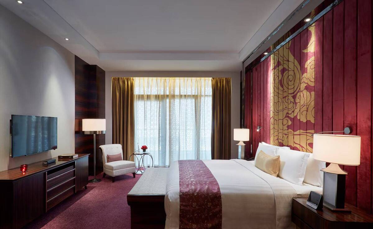 Deluxe Suite Red Level with Breakfast