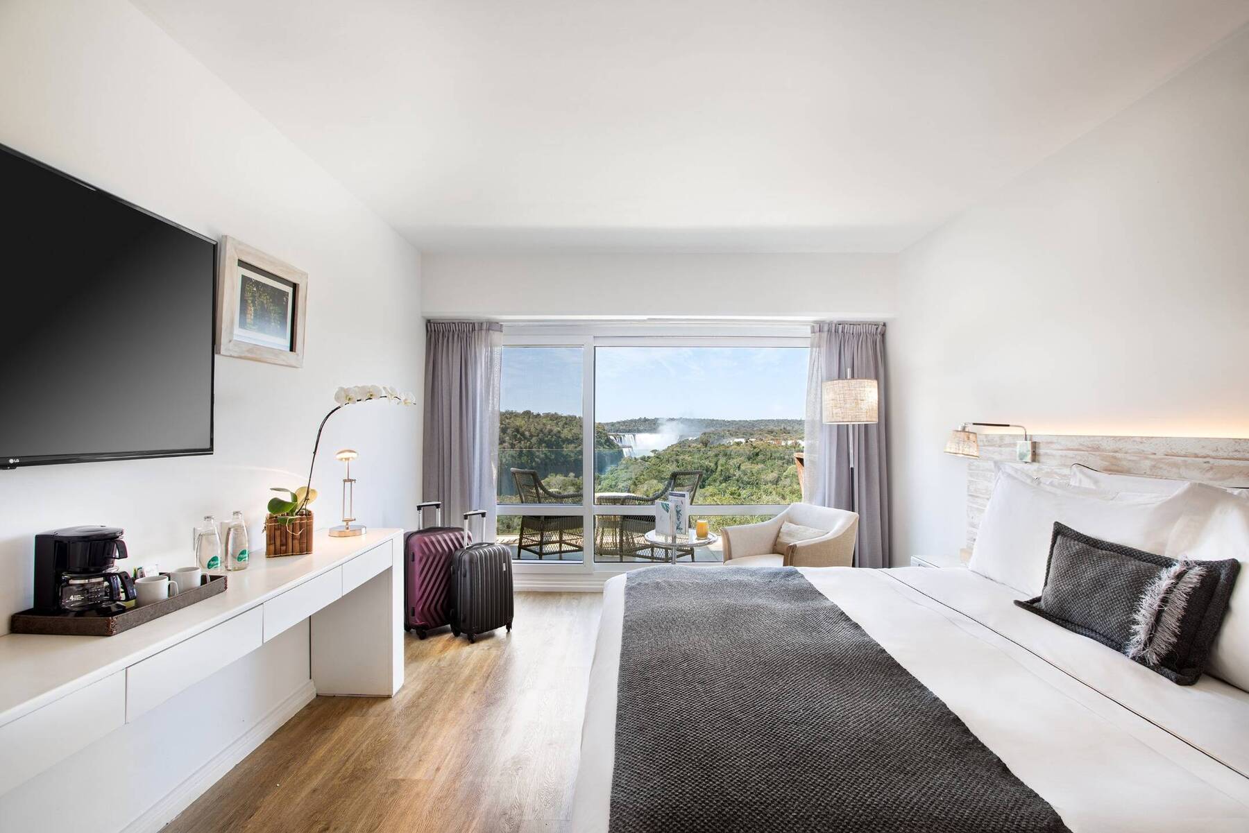 Deluxe Room King Size Bed - Falls View (Breakfast)