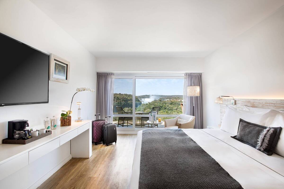 Deluxe Room King Size Bed - Falls View (Breakfast)