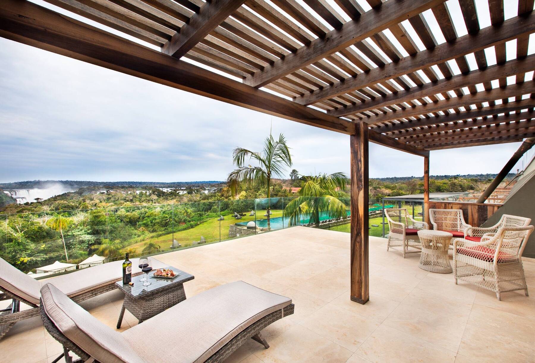 Deluxe Junior Suite RedLevel - Falls View (Breakfast)