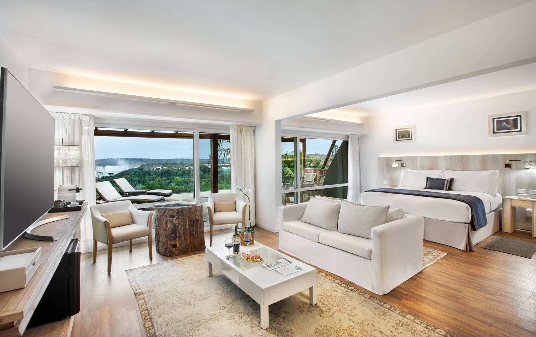 Deluxe Junior Suite RedLevel - Falls View (Breakfast)
