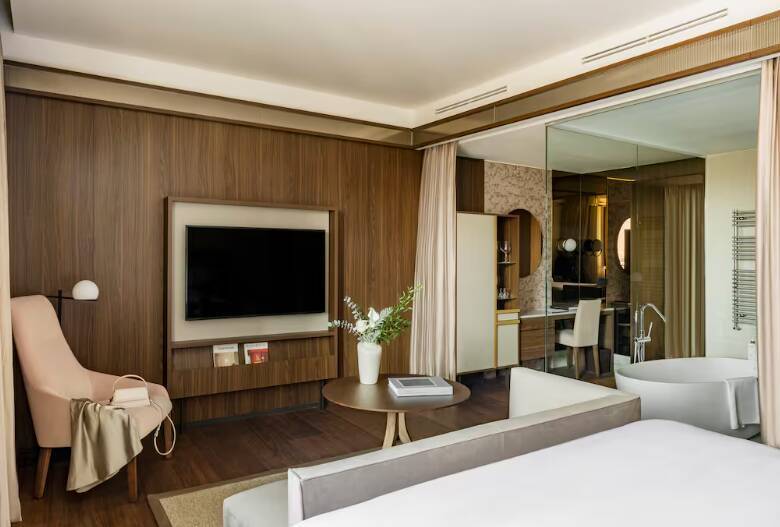 Supreme Room