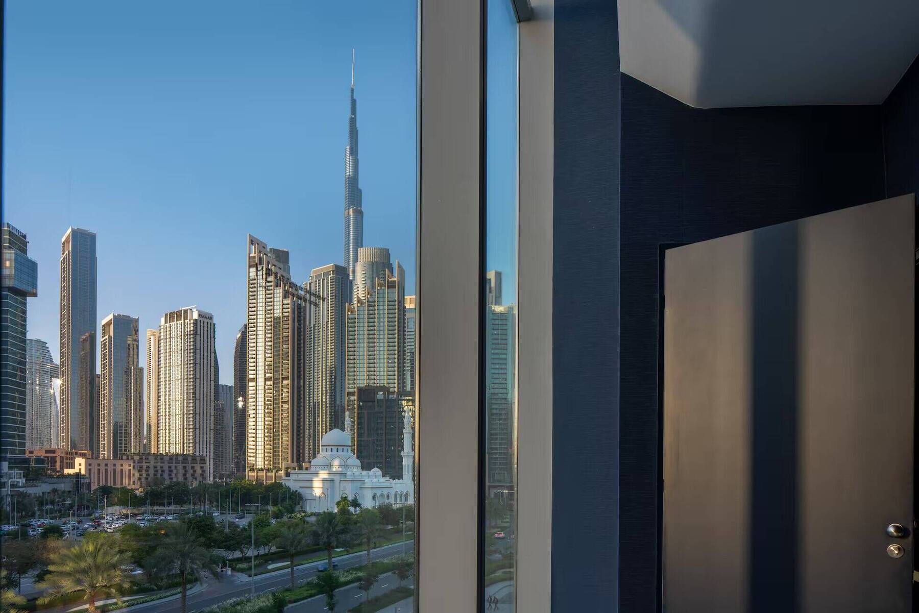 Beyond ME Suite with Burj Khalifa View and Jacuzzi