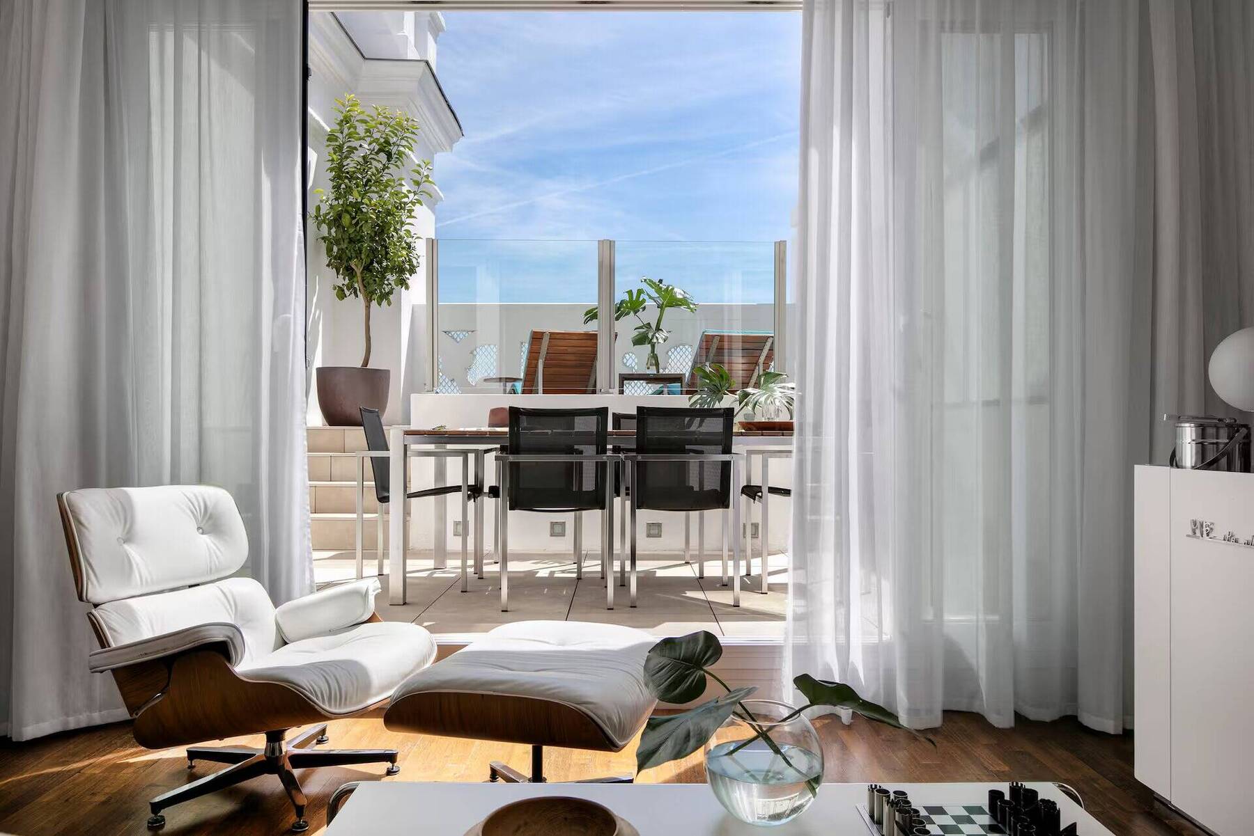 Beyond ME with Terrace and Jacuzzi with Breakfast