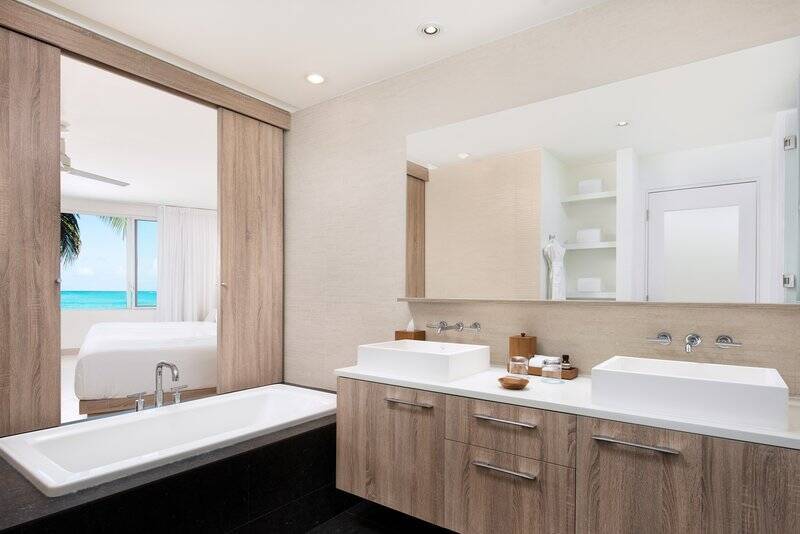 Oceanfront Grand Studio (Two Queens)