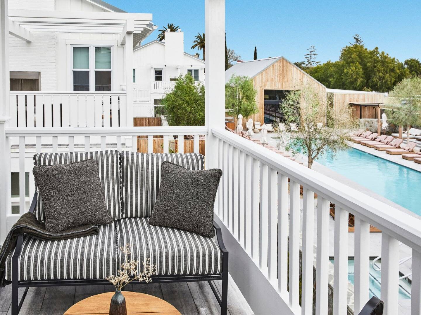  Balcony King Studio