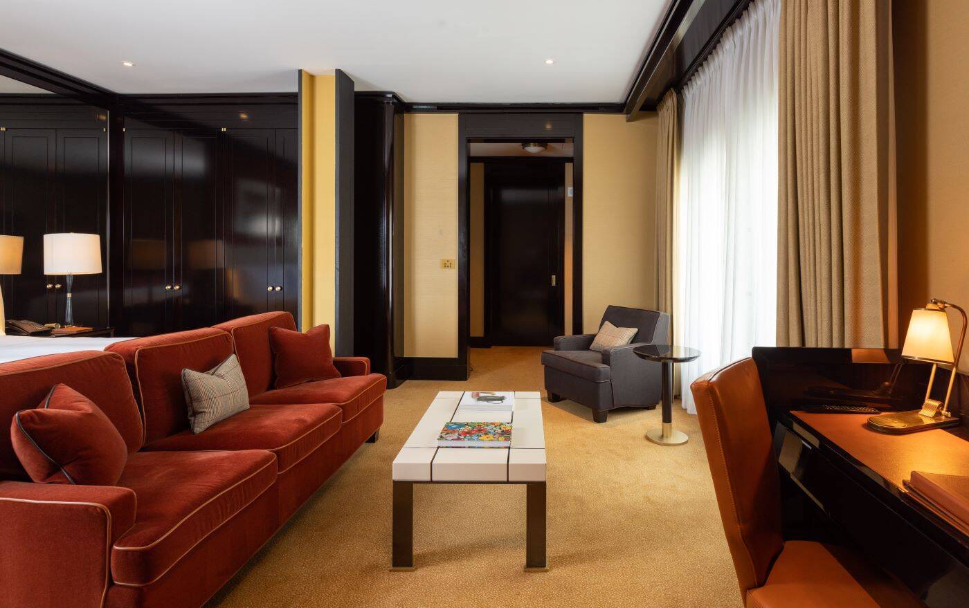 Junior Suite Corner, City & River View