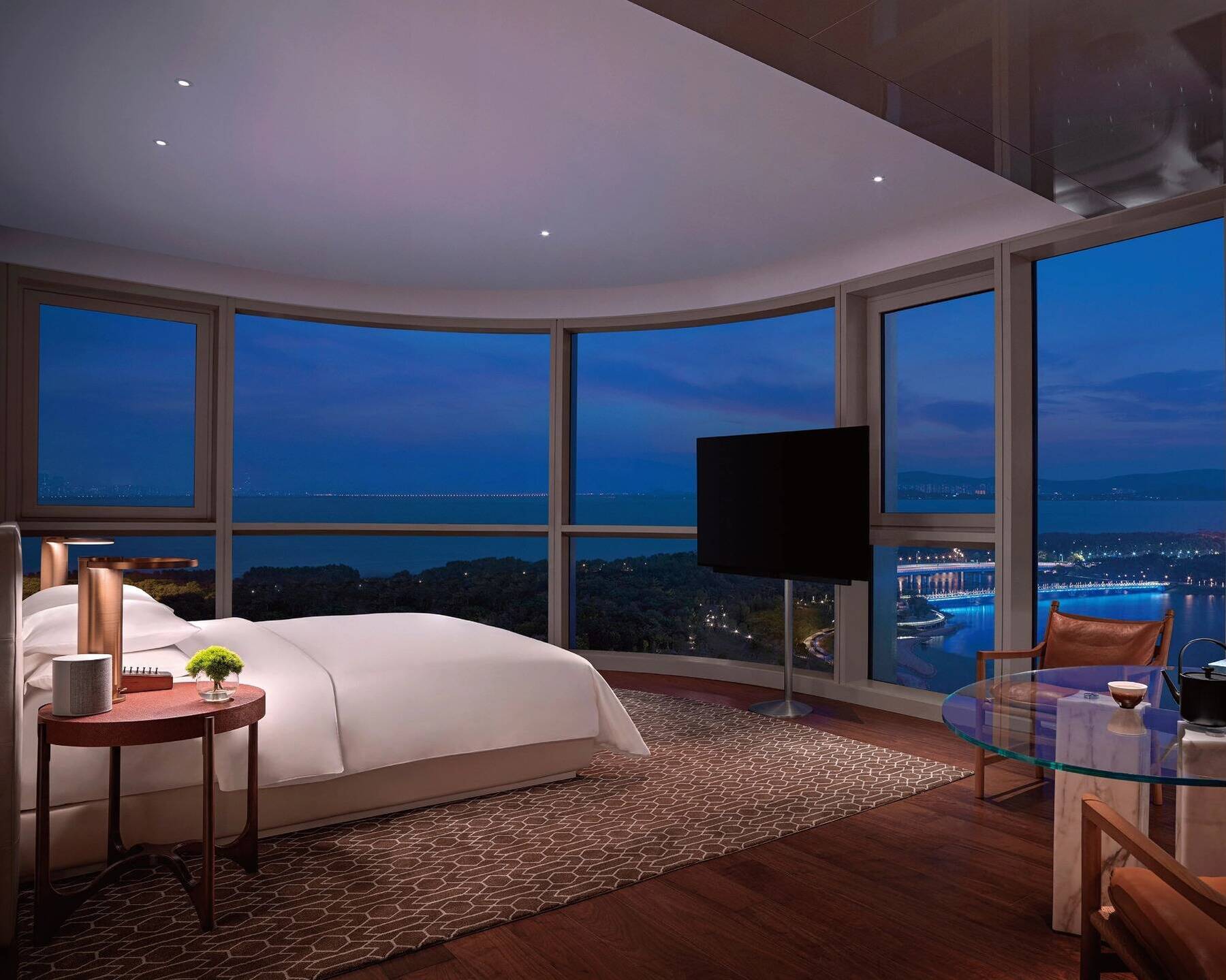 ONE KING PANORAMIC BAY VIEW DELUXE