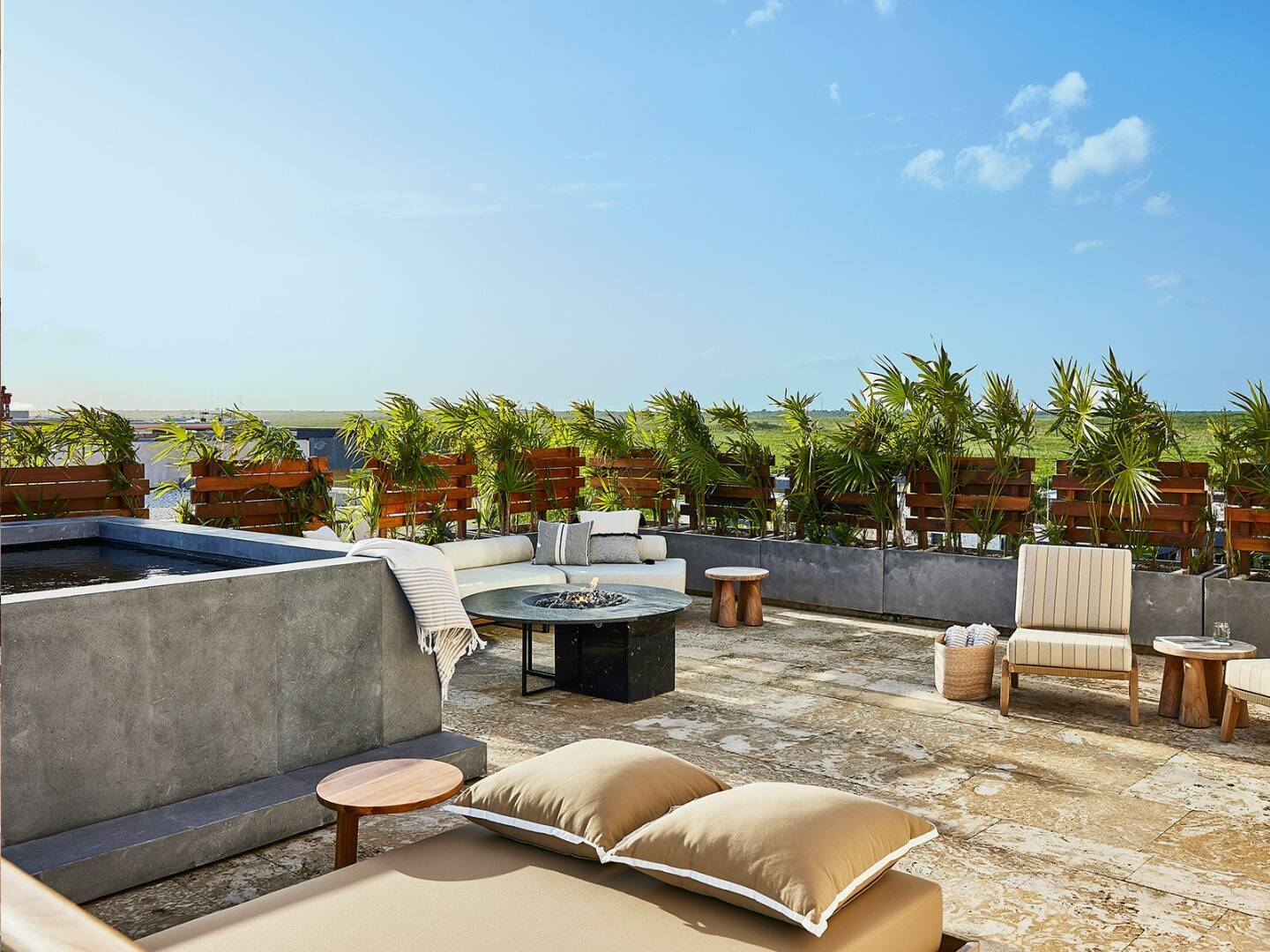 OCEAN STUDIO WITH SKY DECK AND PLUNGE POOL