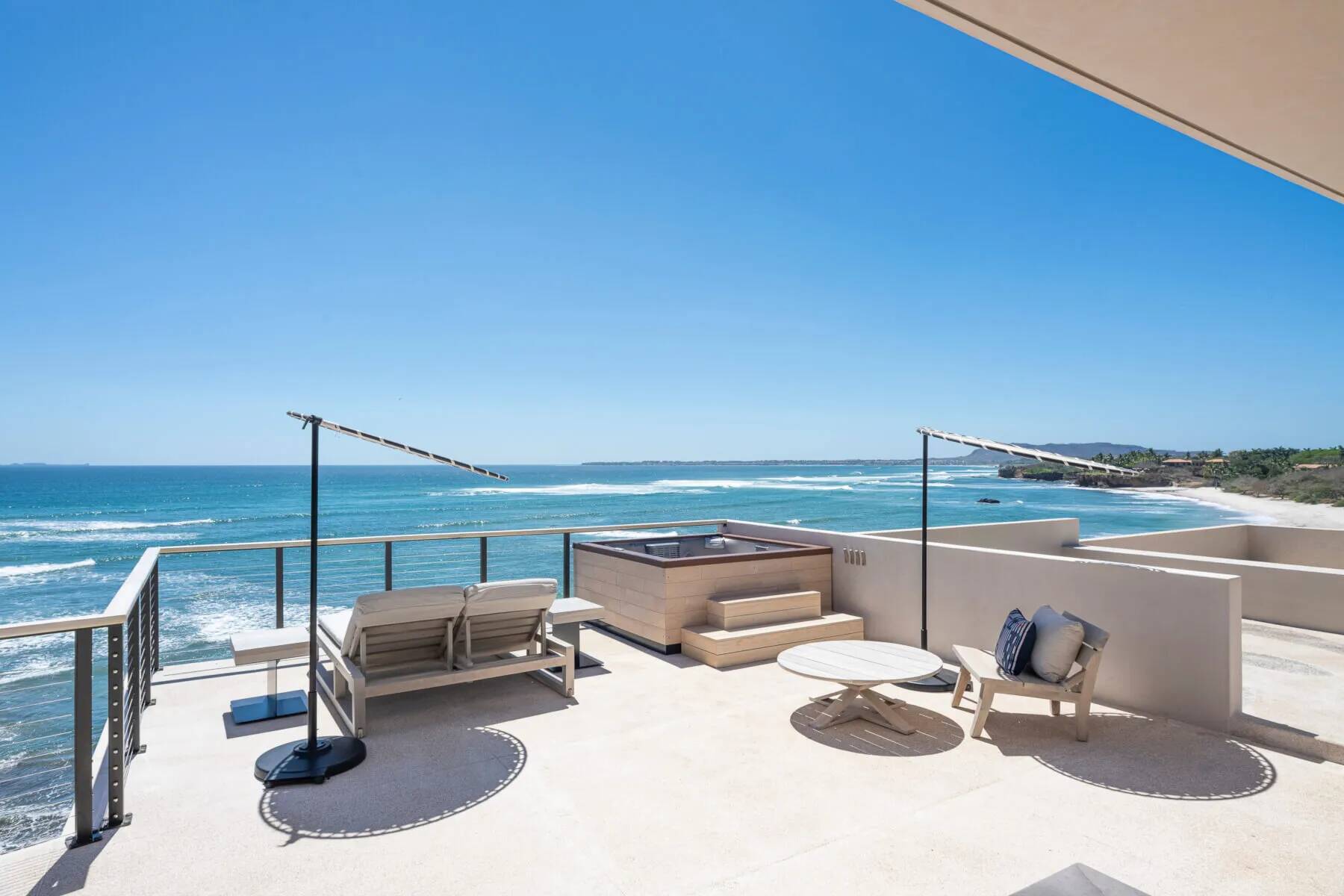Four Bedroom Oceanfront Sky Residence with Hot Tub