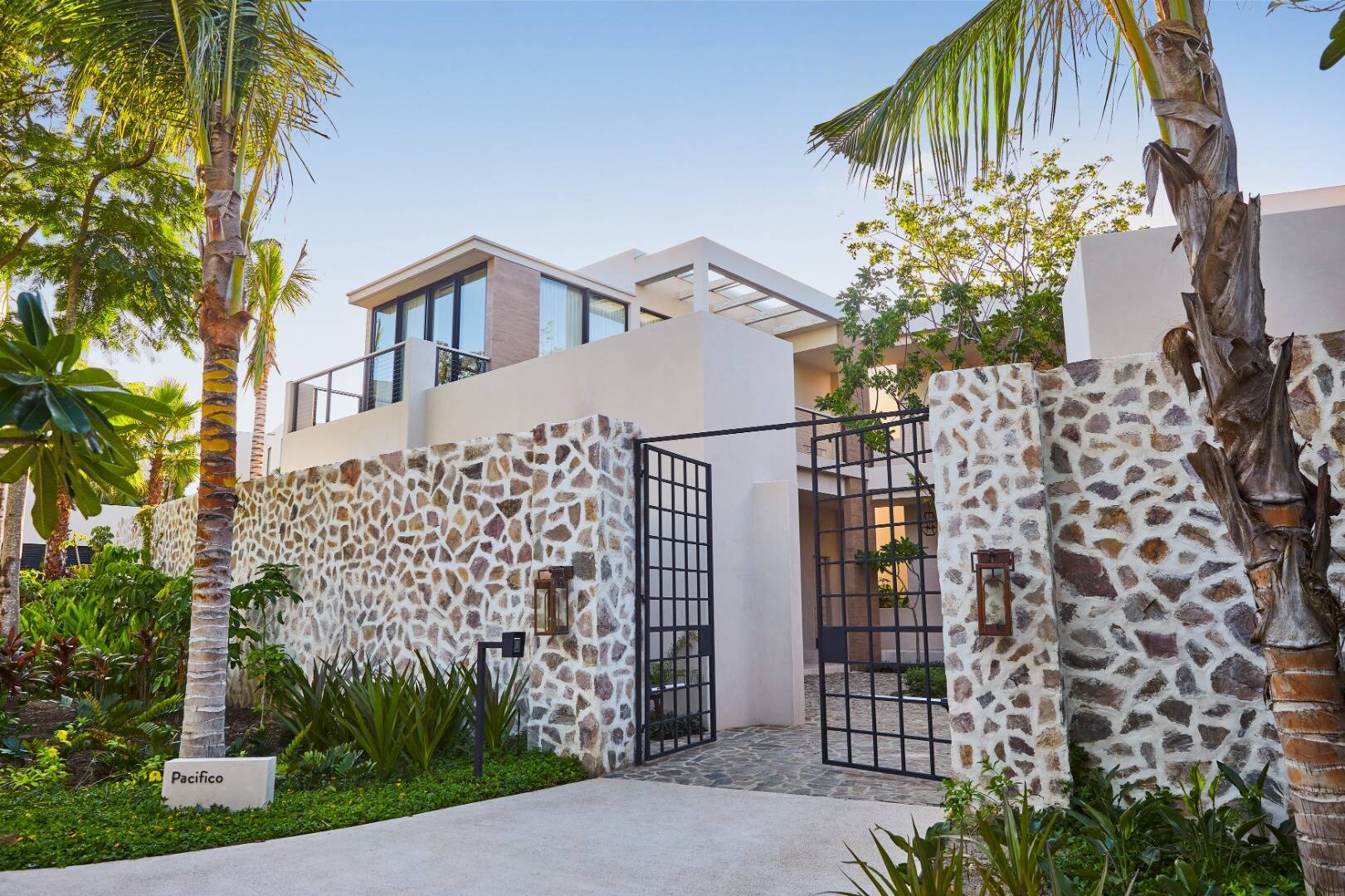Pacifico: Seven Bedroom Oceanfront Villa with Pool