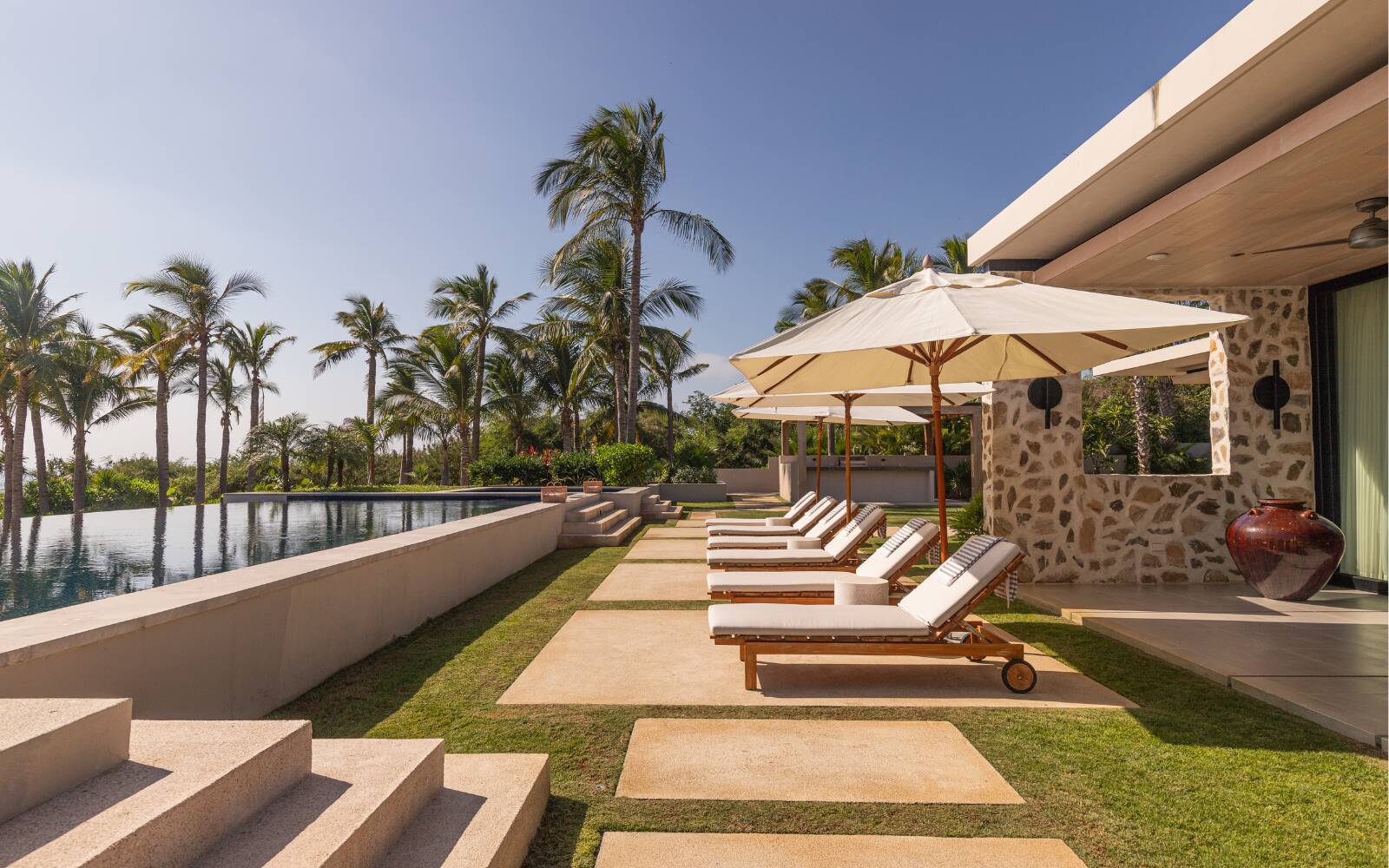Luna: Four Bedroom Beachfront Casa with Pool