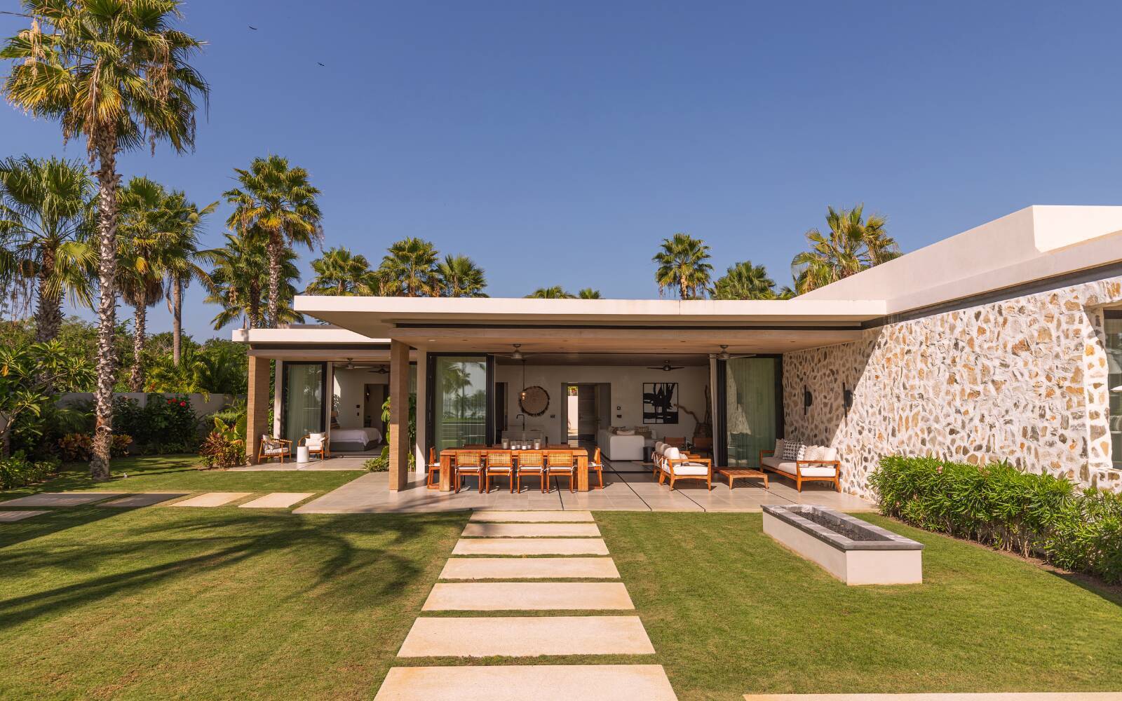 Luna: Four Bedroom Beachfront Casa with Pool