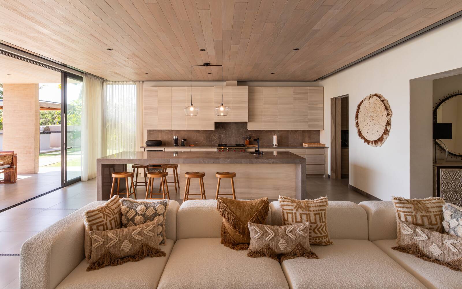 Luna: Four Bedroom Beachfront Casa with Pool