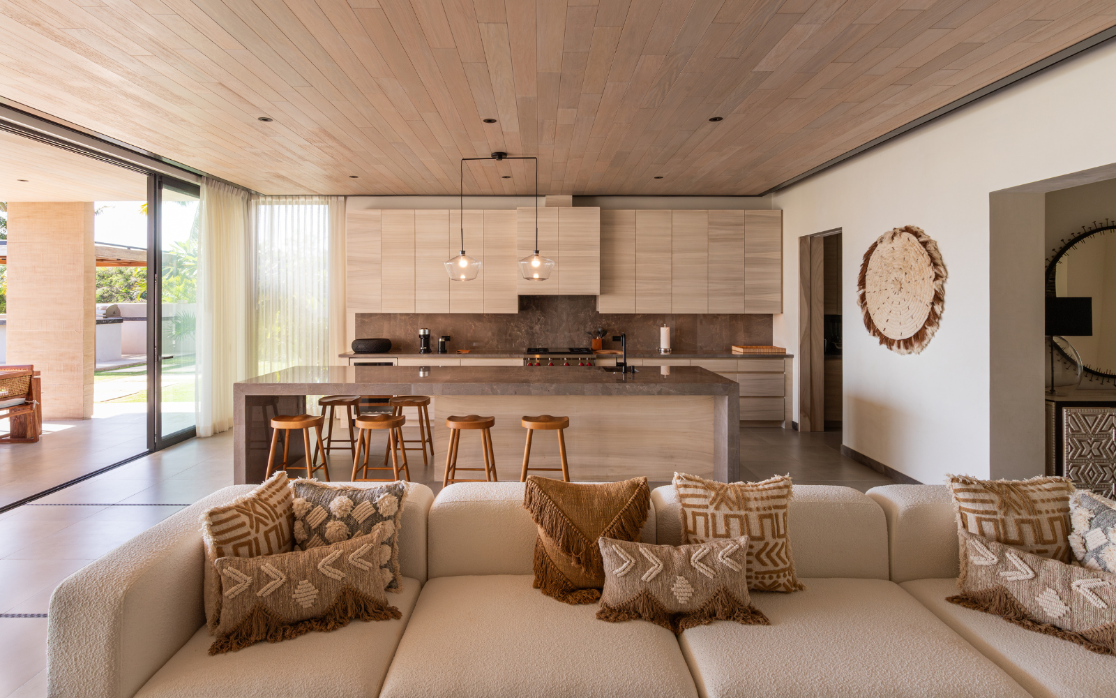 Luna: Four Bedroom Beachfront Casa with Pool