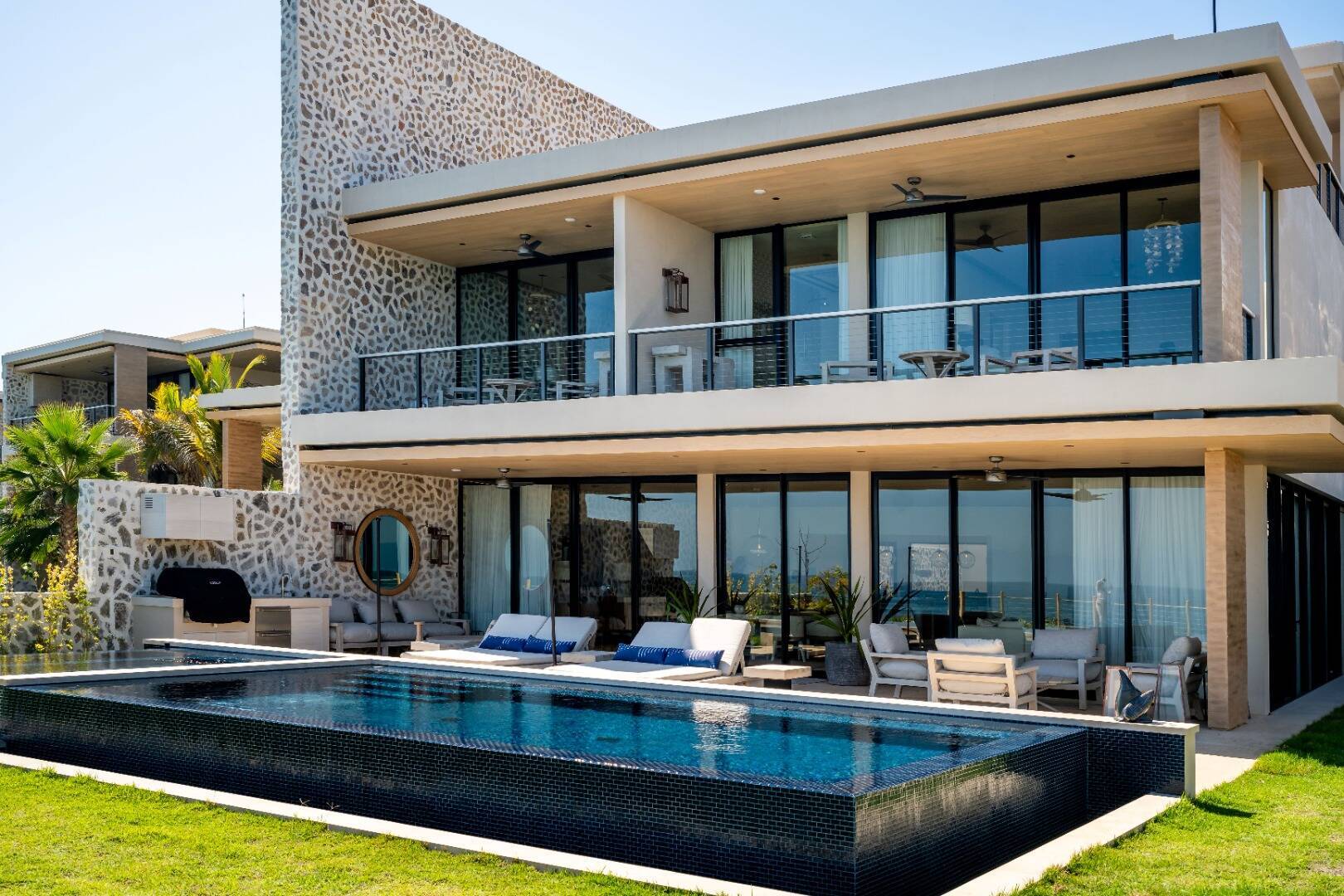  Sol: Five Bedroom Oceanfront Villa with Pool