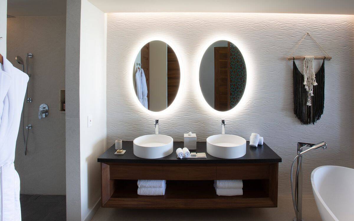 King Suite with Bathtub Ocean View