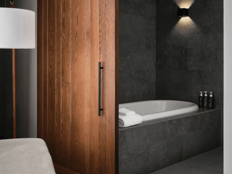 STUDIO KING WITH SOAKING TUB