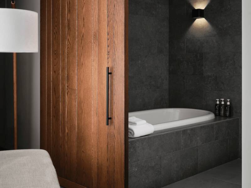 STUDIO KING WITH SOAKING TUB