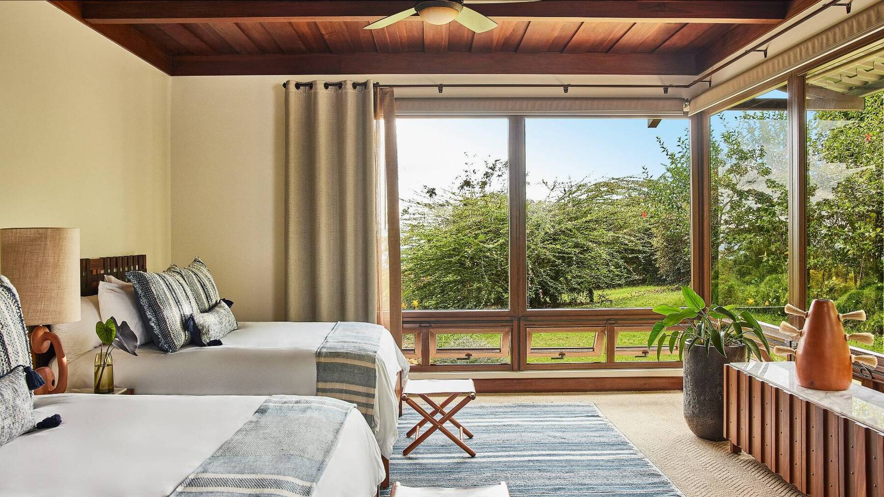 Casa Grande con Piscina Two Bedroom | One King Bed and Two Queen Beds