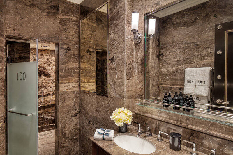 ONE BEDROOM KING SUITE