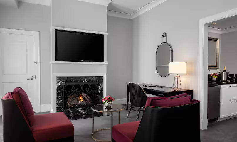 Deluxe King With Fireplace Mob Acc W/ Ri Shwr