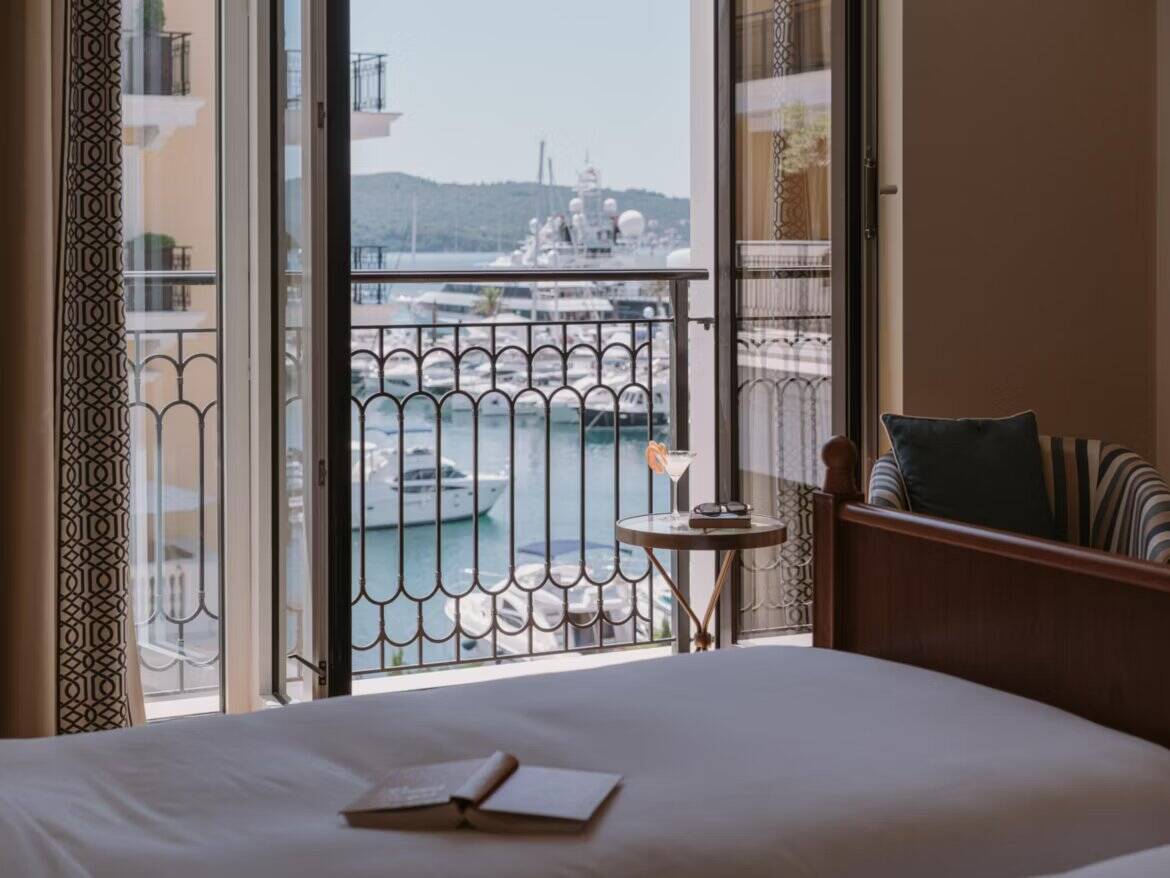 Two Twin Premium Partial Sea View