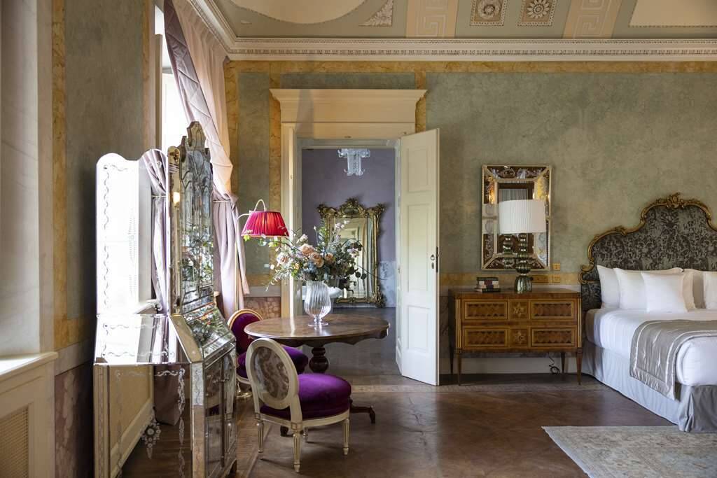 GRAND JUNIOR SUITE IN THE VILLA WITH LAKE VIEW