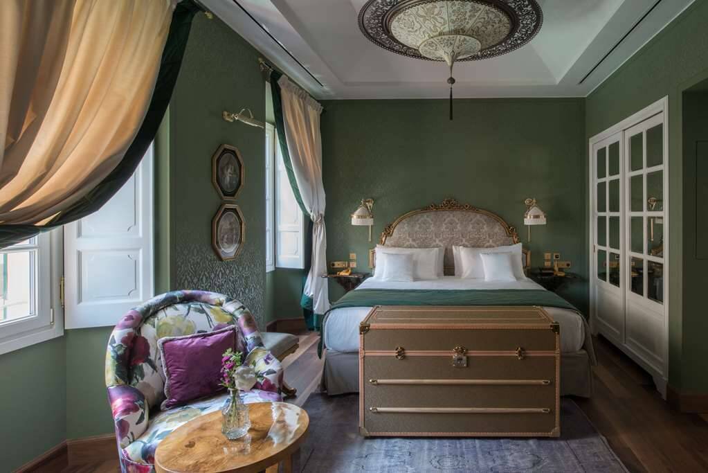 ROOM IN THE PALAZZ