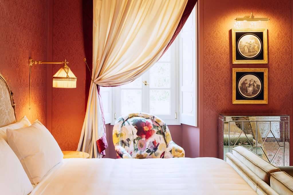 ROOM IN THE PALAZZ