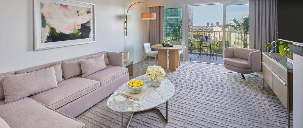 ONE BEDROOM CORNER SUITE KING 