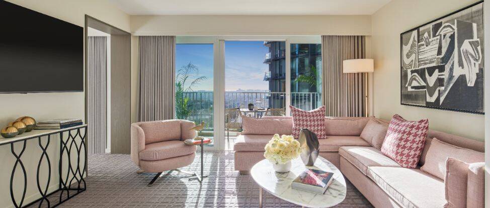 PREMIERE ONE BEDROOM SUITE KING HEARING ACCESS
