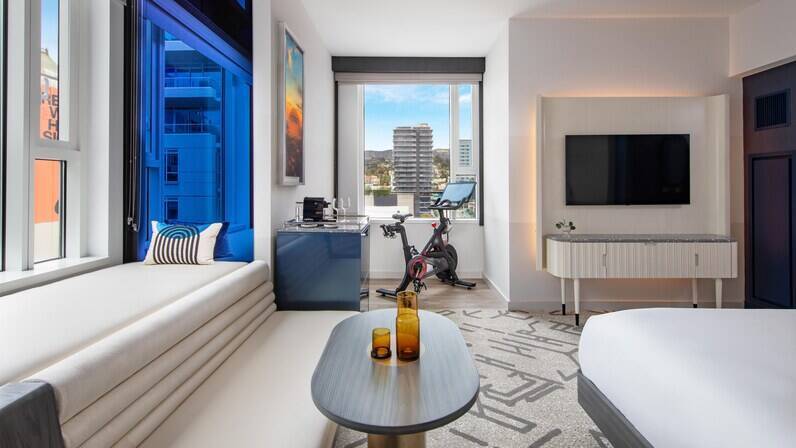 High Floor Deluxe King Hollywood Sign view Corner room
