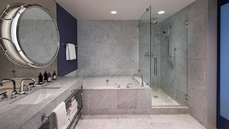 Luxe Level W Suite 1 King