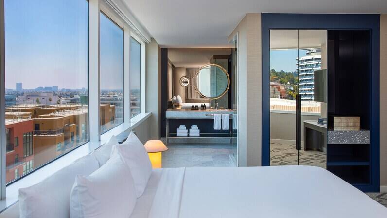Luxe Level Supreme Suite 1 King