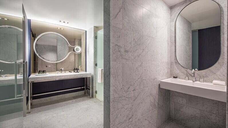 Luxe Level Mega Suite 1 King