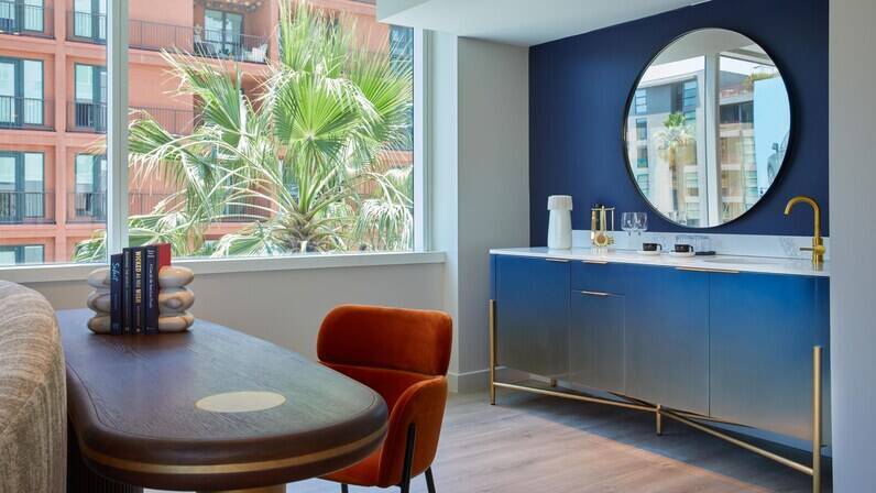 Luxe Level Mega Suite 1 King