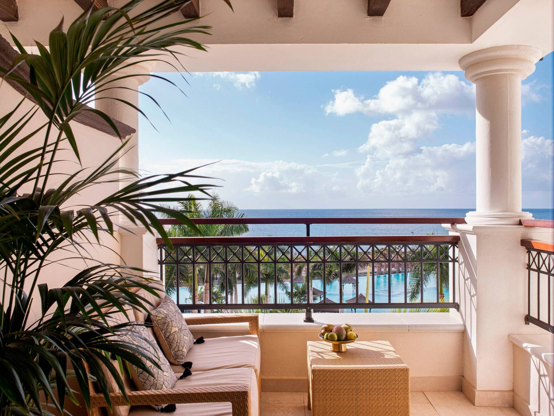DELUXE ROOM OCEAN FRONT (BREAKFAST)