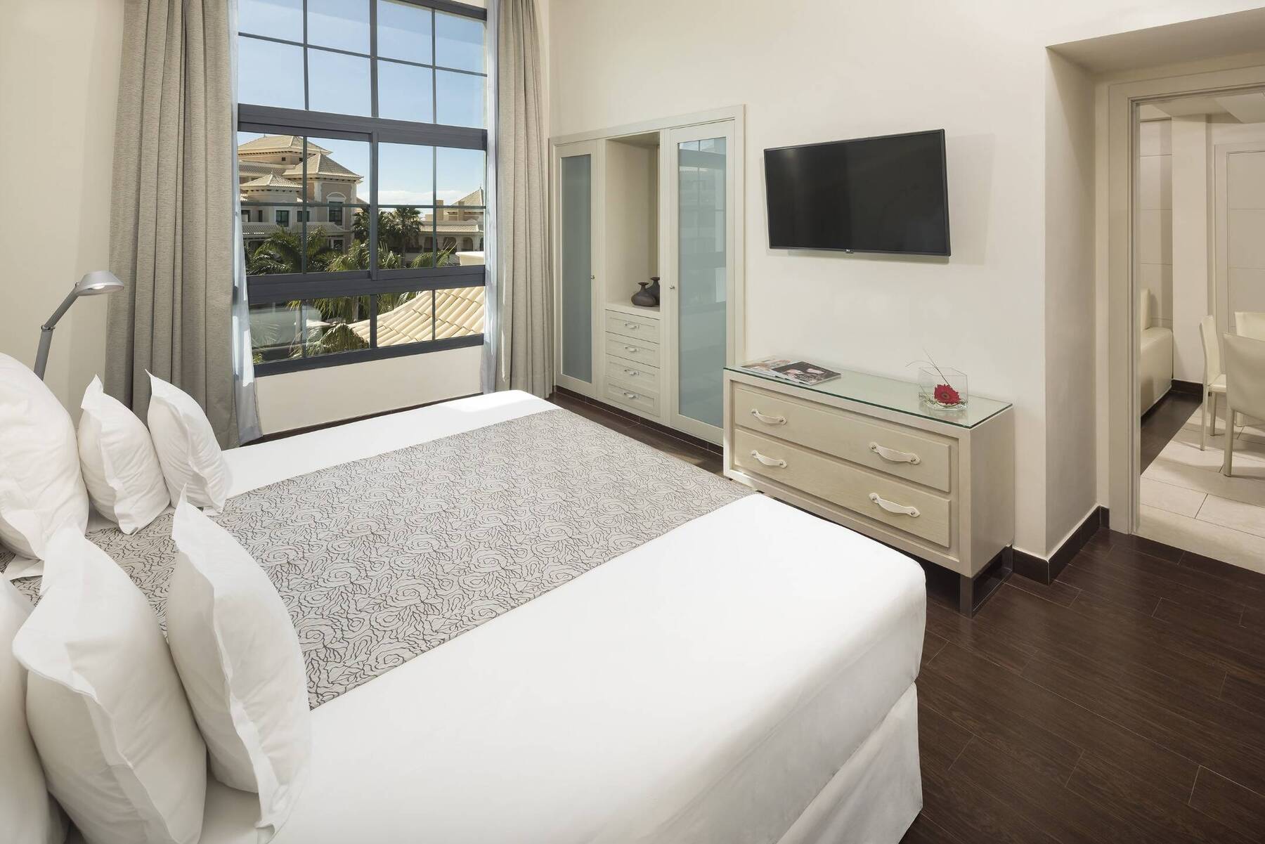 MASTER SUITE TWO BEDROOM (BREAKFAST)