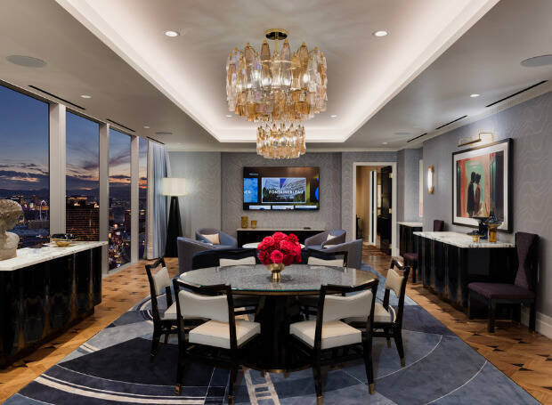  FLEUR DE LIS CROWN SUITE