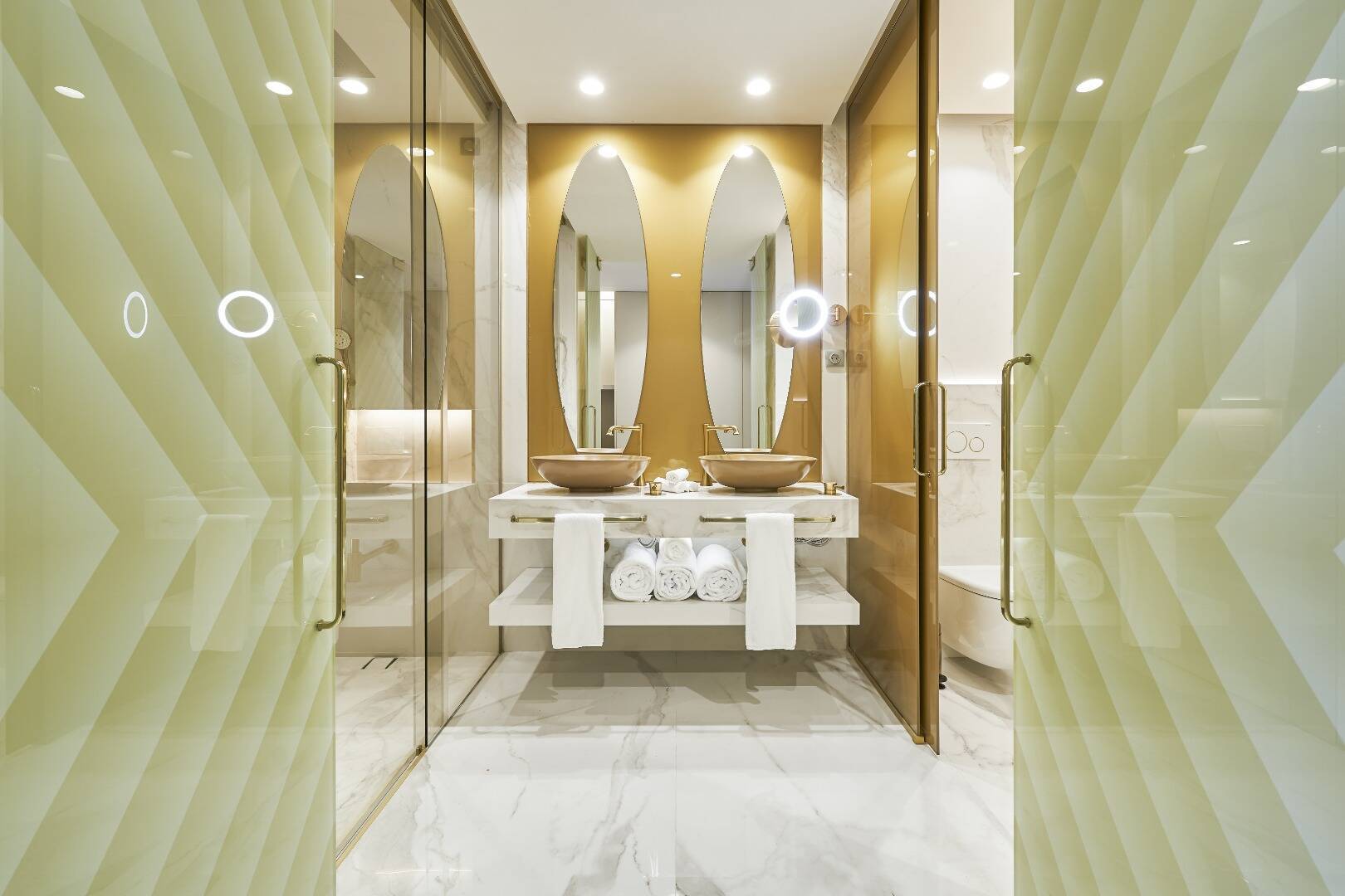 AVENUE ROOM