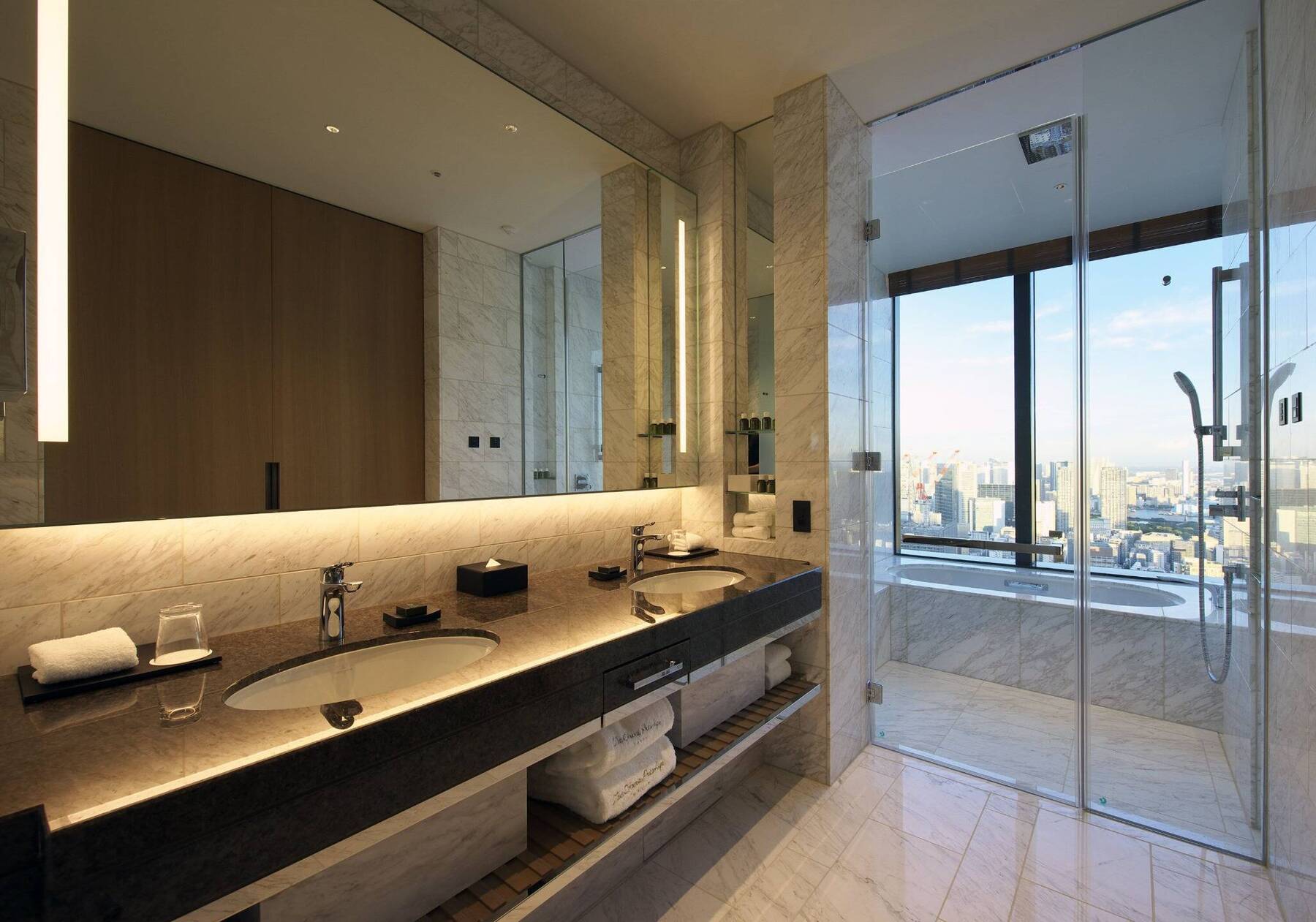 PRESTIGE CORNER TWIN ROOM
