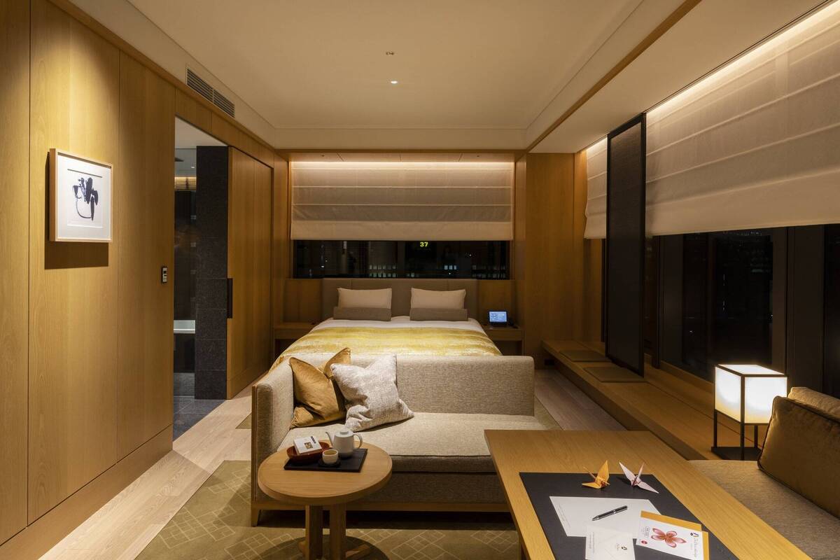 HERITAGE CORNER KING CLUB LOUNGE JUNIOR SUITE