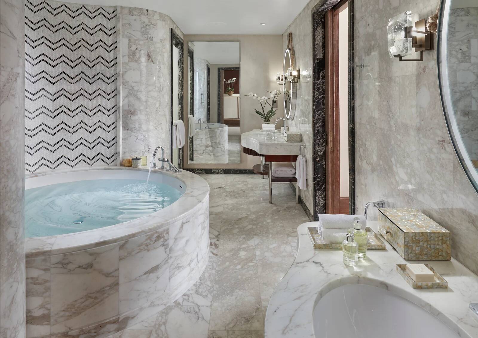 DELUXE KING SUITE