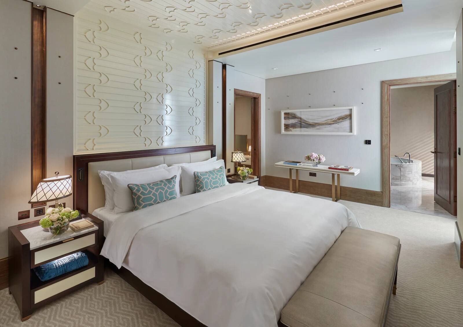 DELUXE KING SUITE