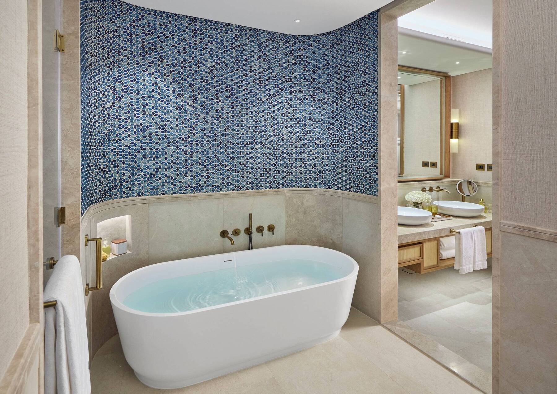 JUNIOR MOUNTAIN VIEW KING SUITE