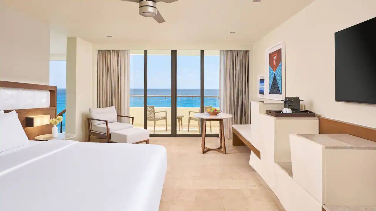 Oceanfront Lighthouse Suite (with Sofa Bed)