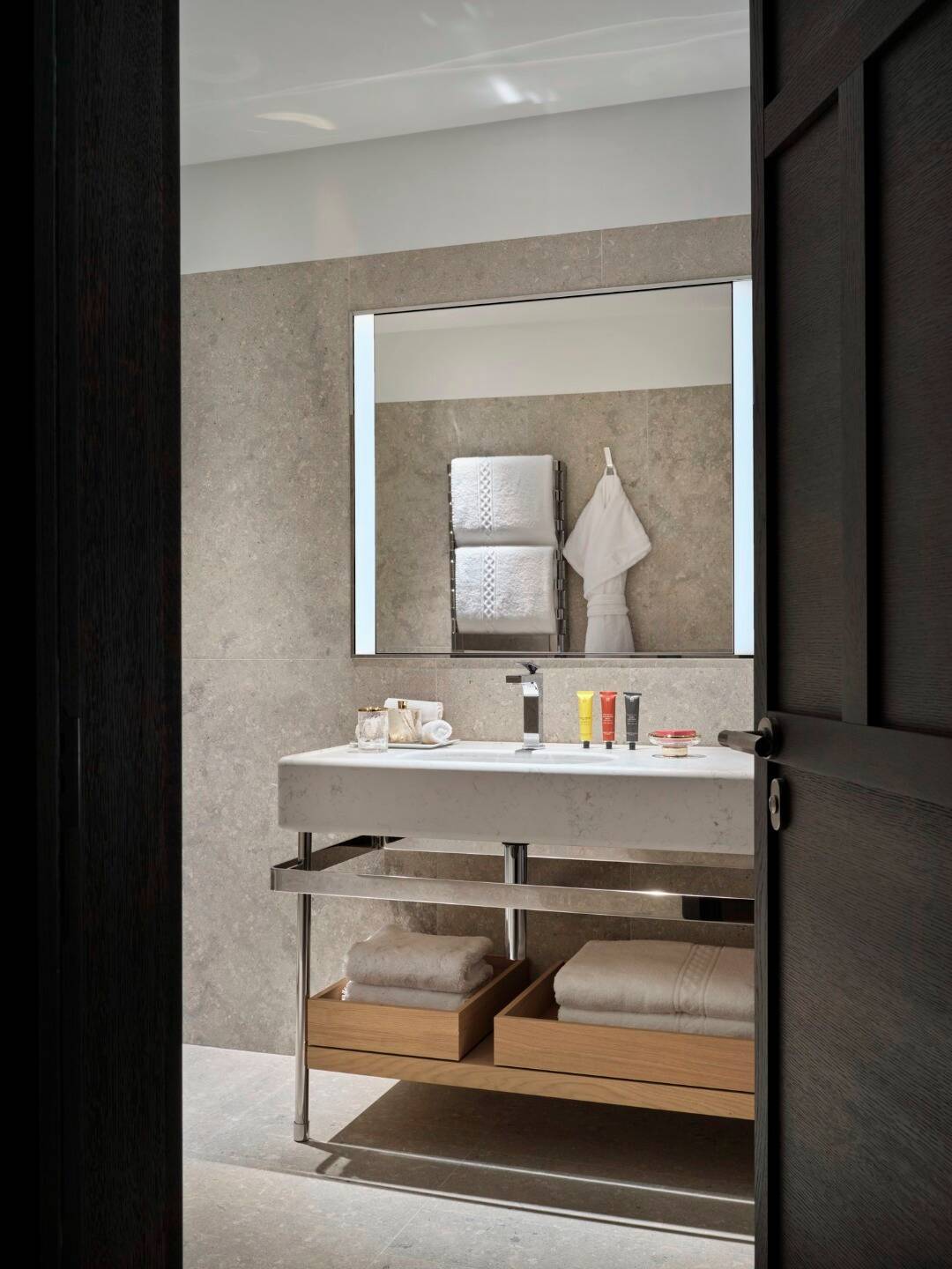 SERLAS WING ROOM