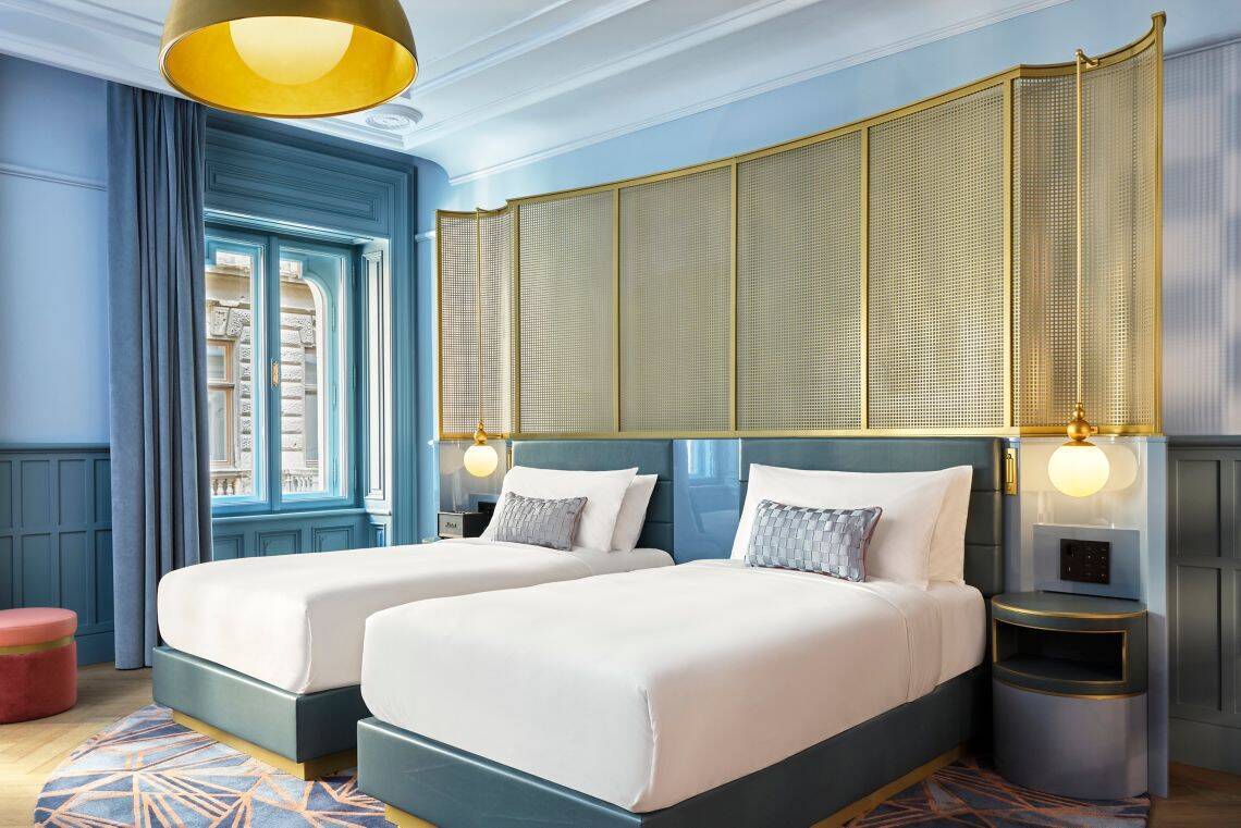 DELUXE TWIN ROOM STREET VIEW 