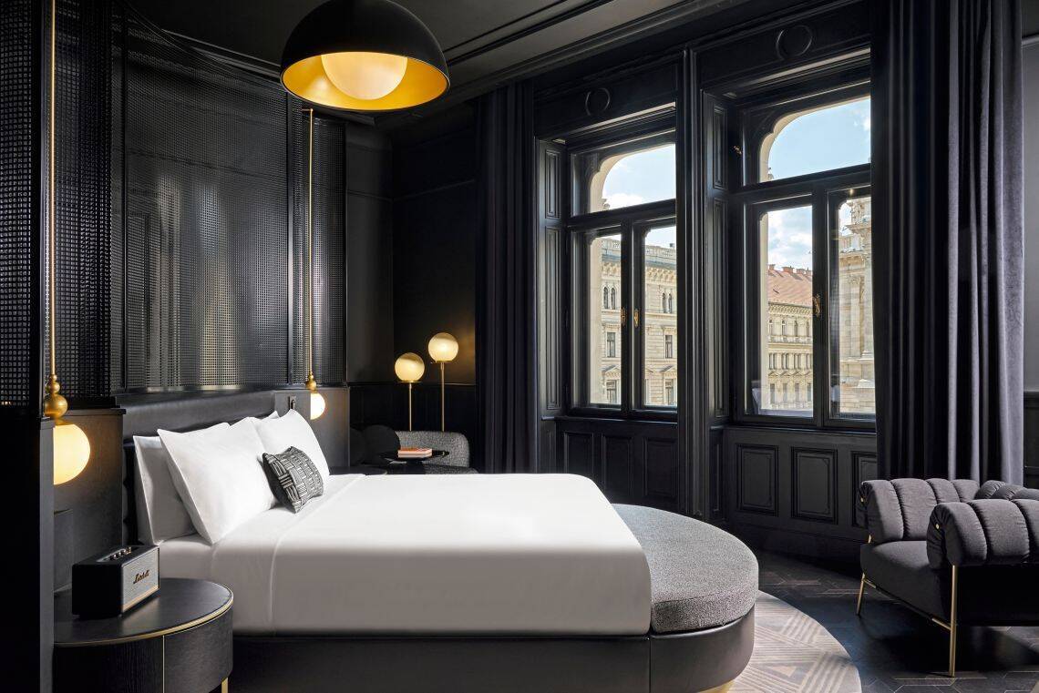 EXTREME WOW PRESIDENTIAL SUITE, BALCONY AND FIREPLACE
